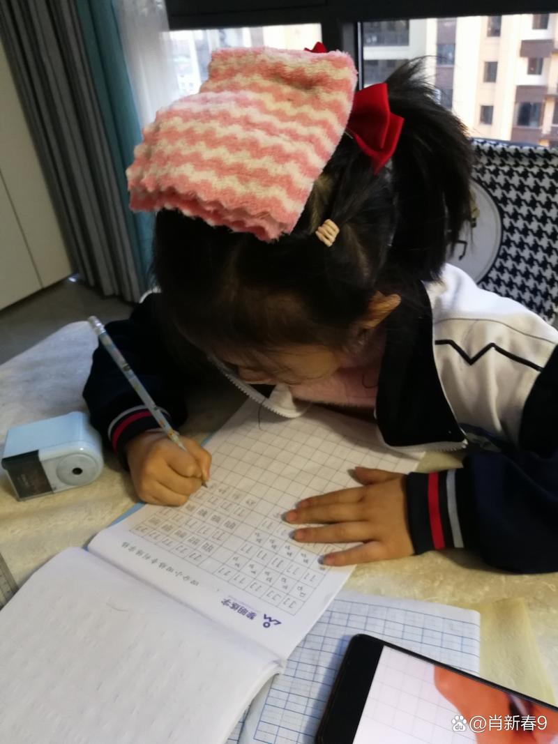 孩子伏案写课堂思考笔记实拍