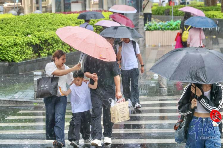 下雨天写字楼门厅避雨人群