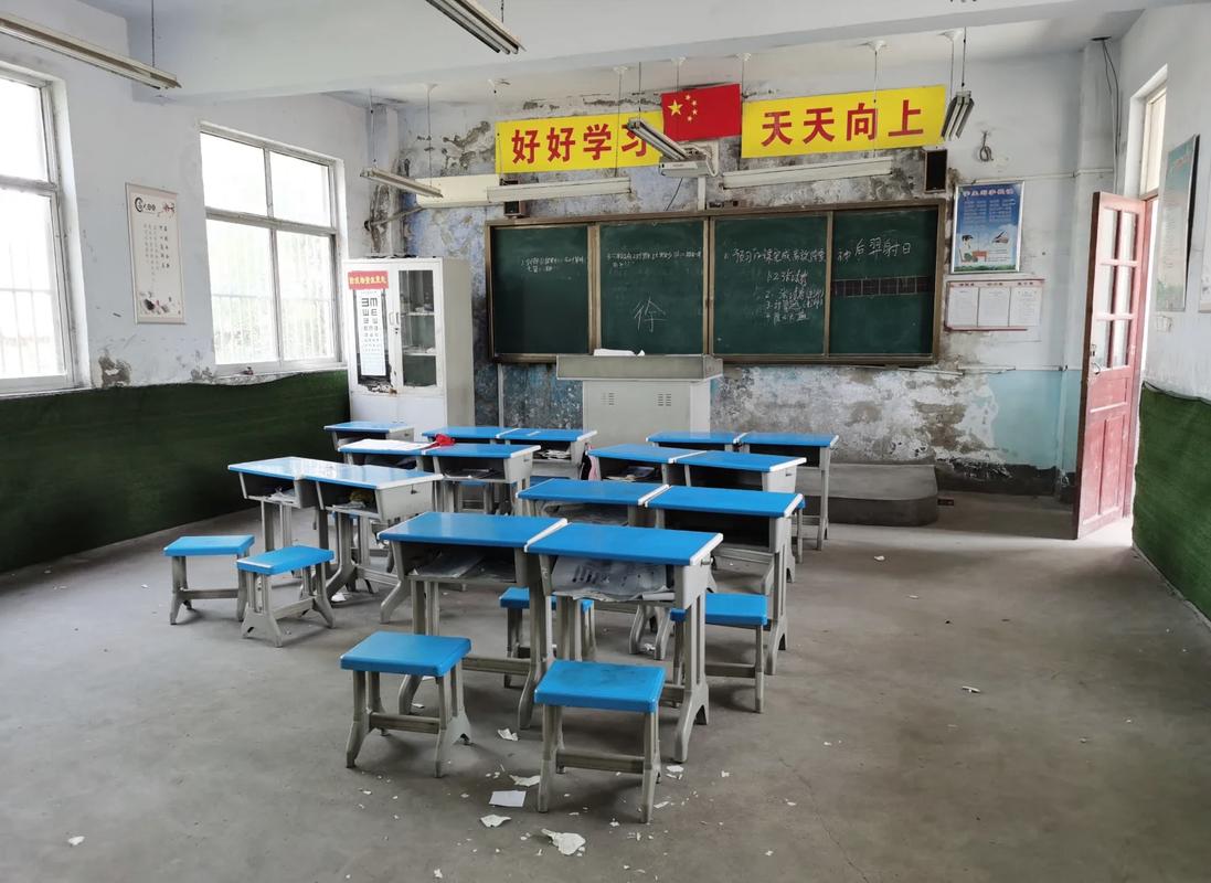 乡村小学教室留守儿童磨旧铅笔盒