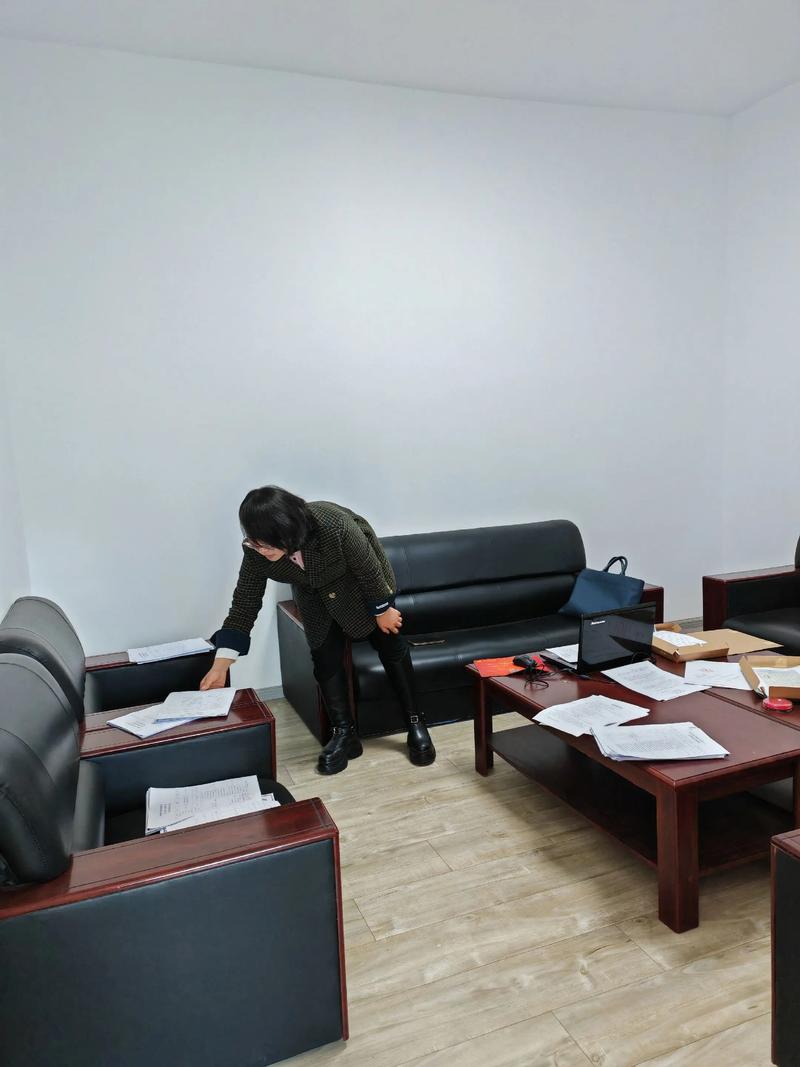 律师在办公室查阅卷宗的工作场景