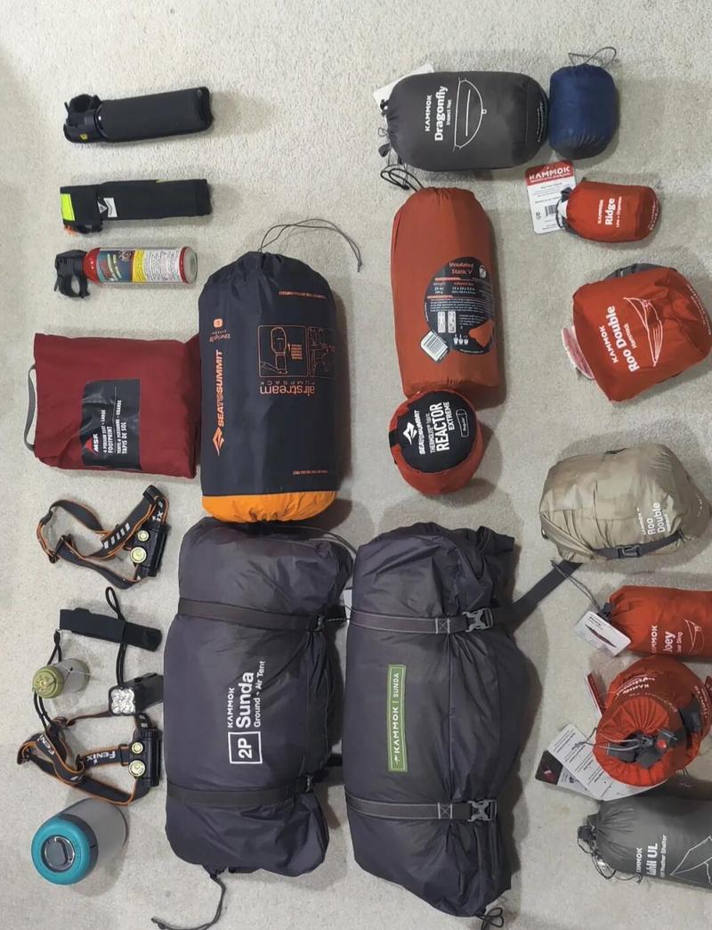 单日登山背包装备收纳展示