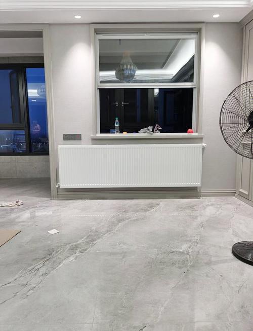 窗台下安装的整组暖气片与地面间距实拍