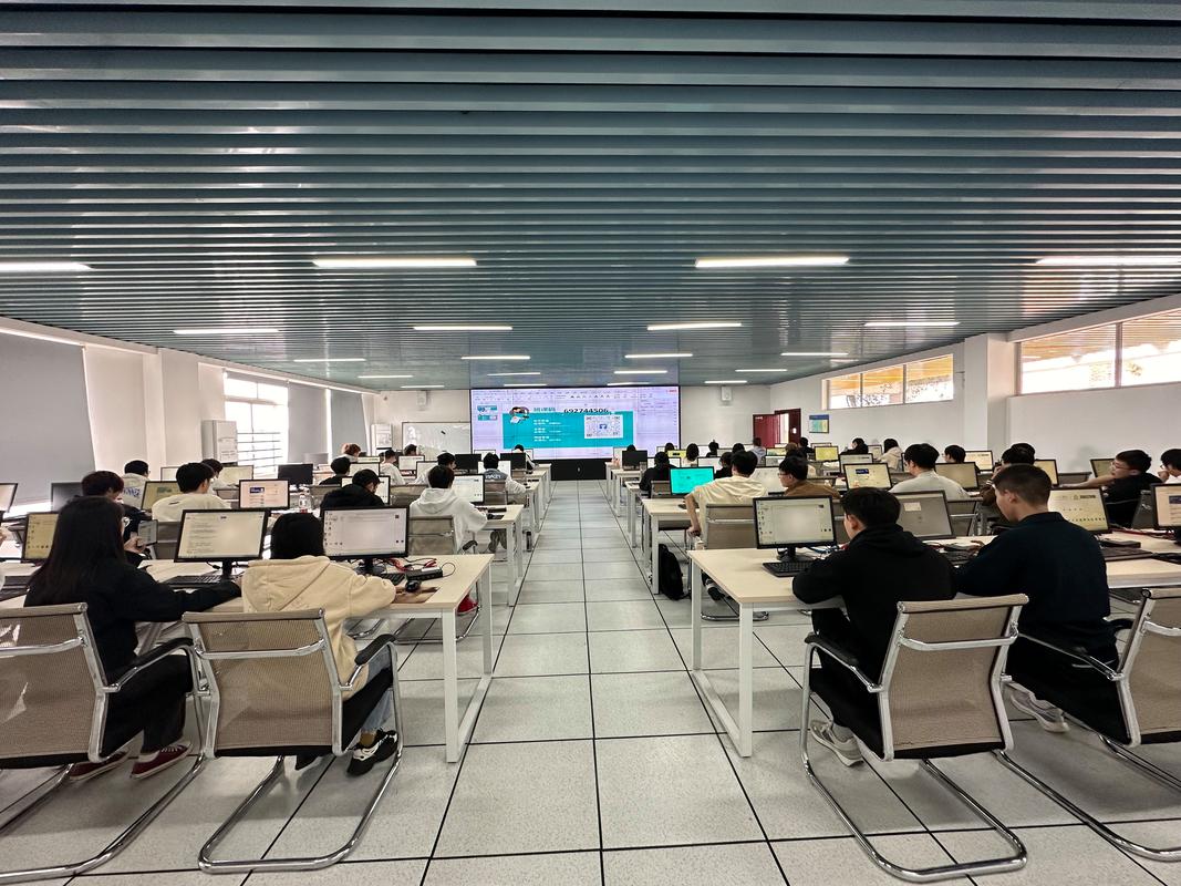 华为ICT订单班学生机房实操场景