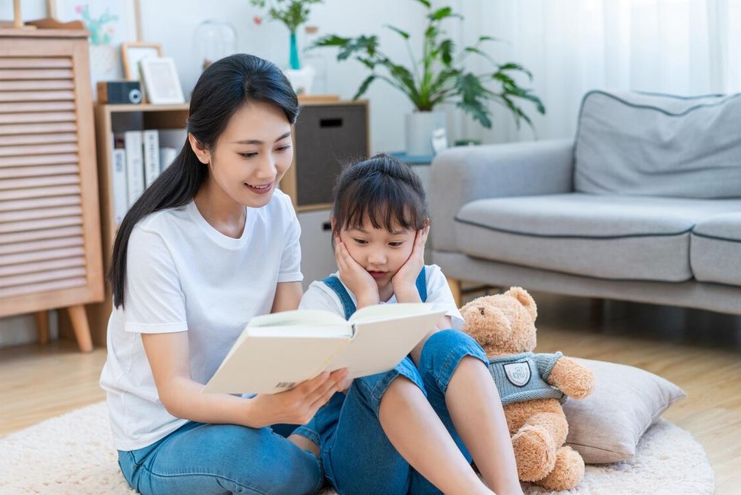 妈妈陪两岁幼儿亲子共读说话场景