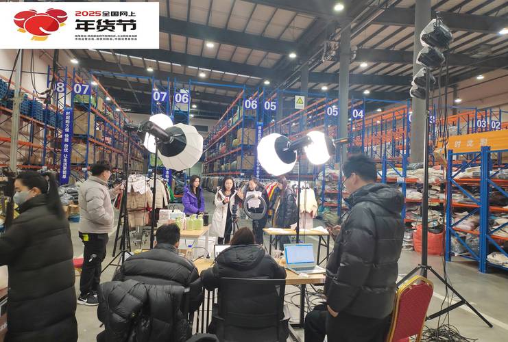 直播间主播对着镜头展示商品场景