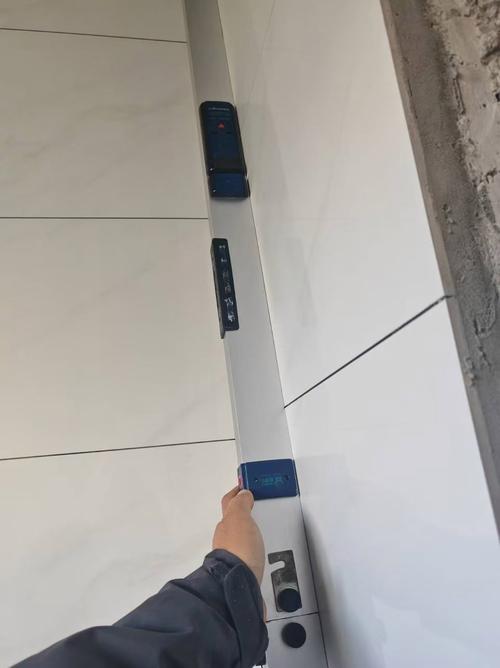 用手电筒侧照检查瓷砖表面平整度