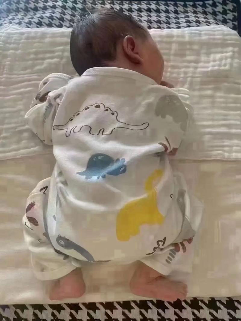 0-1岁婴儿地毯自由俯趴玩耍场景