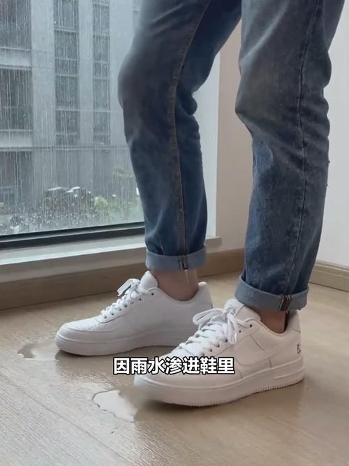 雨天湿鞋用报纸吸水过程