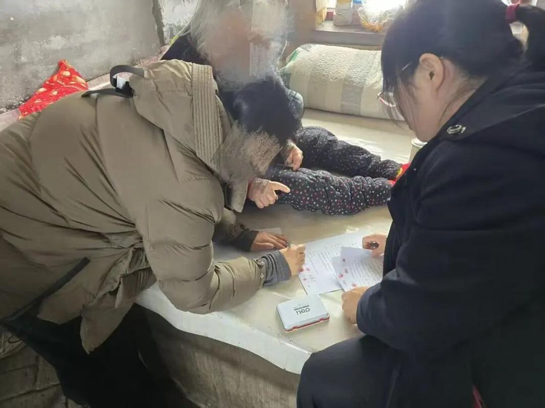 赡养费纠纷老人独自坐在法院门口