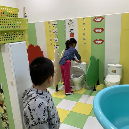 家庭教育公园儿童找厕所认路场景实拍