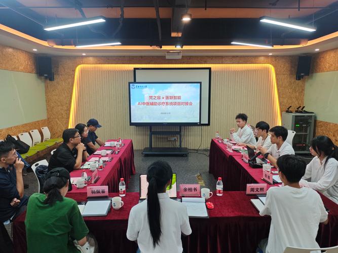 技术经理人与教授在众创空间交流草图