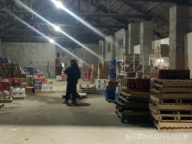 南京城郊快消批发市场经销商仓库场景