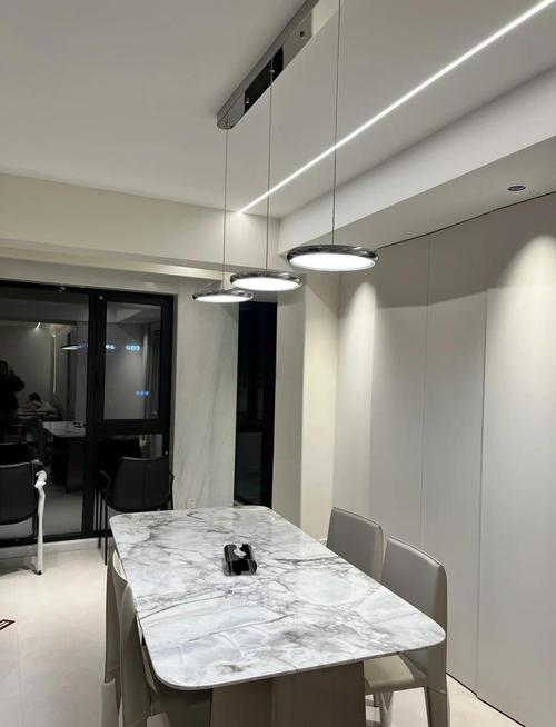 折叠餐桌上方吊灯氛围灯光设计实景