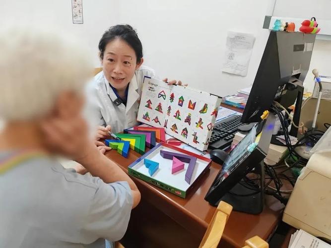 社区医院给老人做记忆小测试的现场