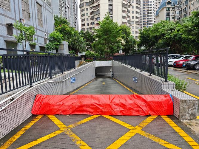 地下通道入口隐藏式升降挡水板收起状态实景