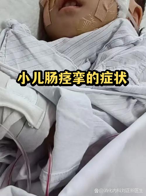 医生检查哭泣婴儿腹部体征示意图