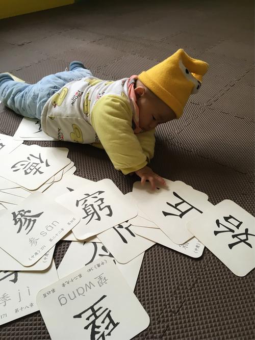 家长追着给12个月宝宝念识字卡的尴尬居家场景
