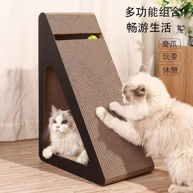 橘猫在立式猫抓板上伸展身体磨爪