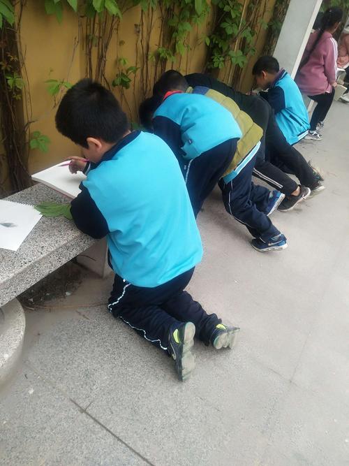 小学走廊墙根独自站着攥半块橡皮的小学生