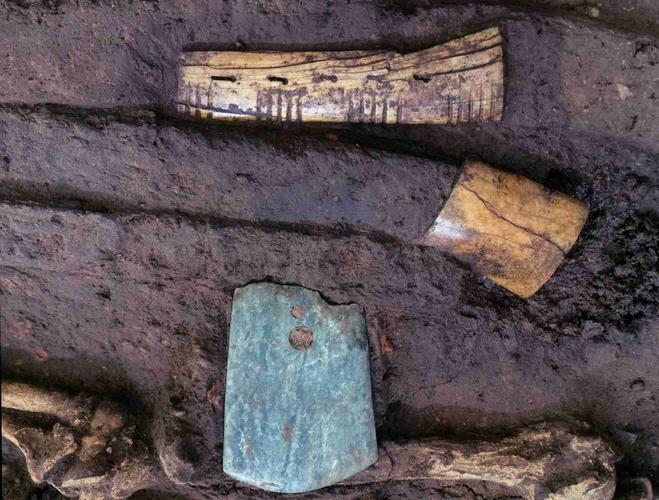 考古出土新石器时代玉器文物修复现场图