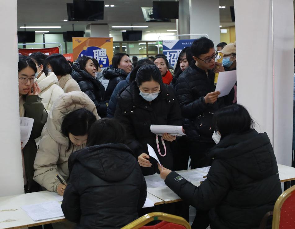 拥挤的招聘会现场HR面试候选人