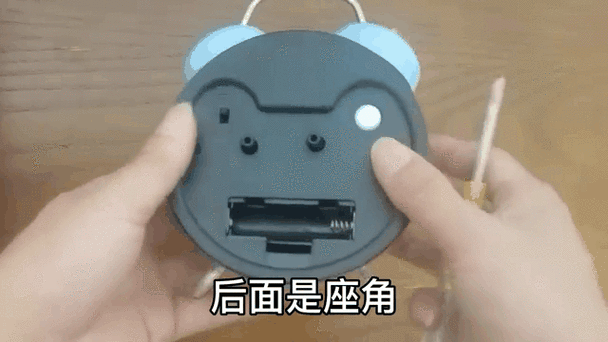 孩子用螺丝刀拆解旧闹钟的专注画面