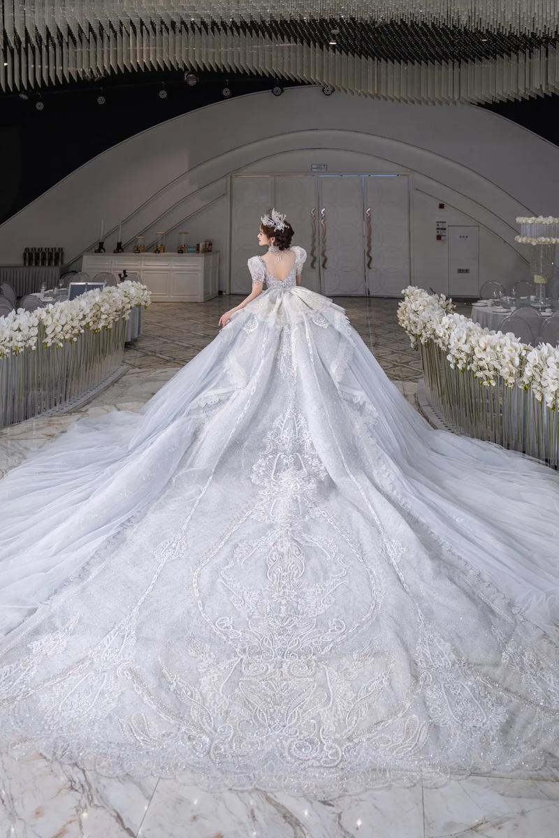 婚礼2米宽红地毯搭配大拖尾婚纱效果