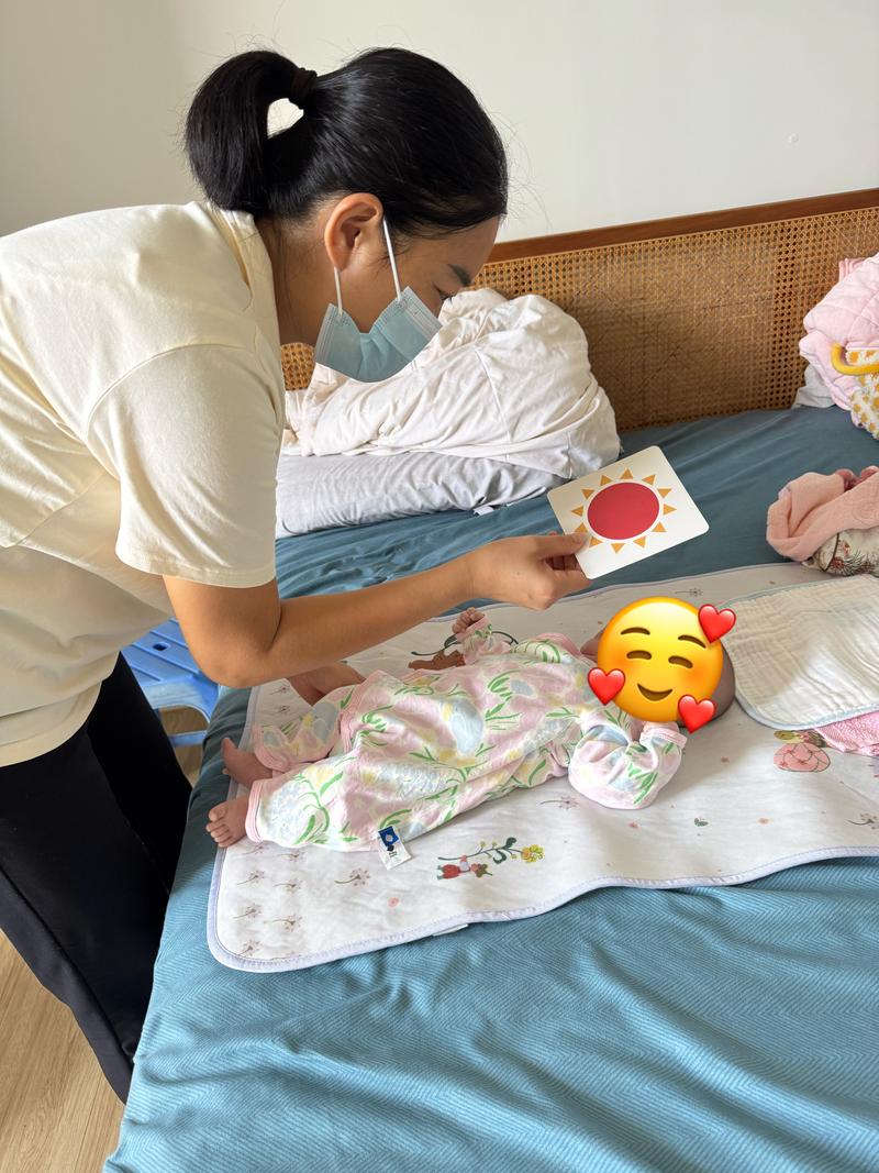 新手爸妈手忙脚乱照顾婴儿的照片
