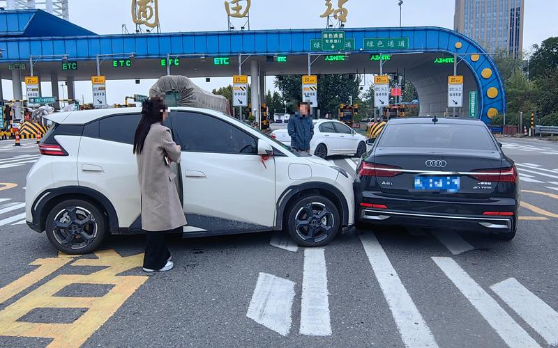 城市道路交通事故现场双方站在车边协商私了的实拍场景