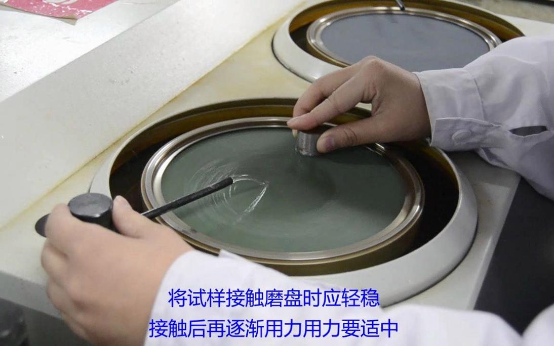 老师傅手工金相磨抛操作特写
