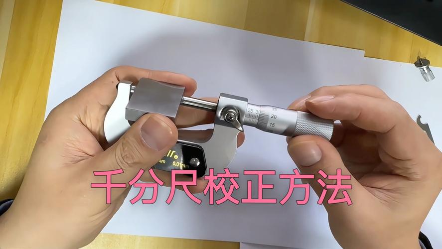 千分尺测量气门室盖变形量操作图
