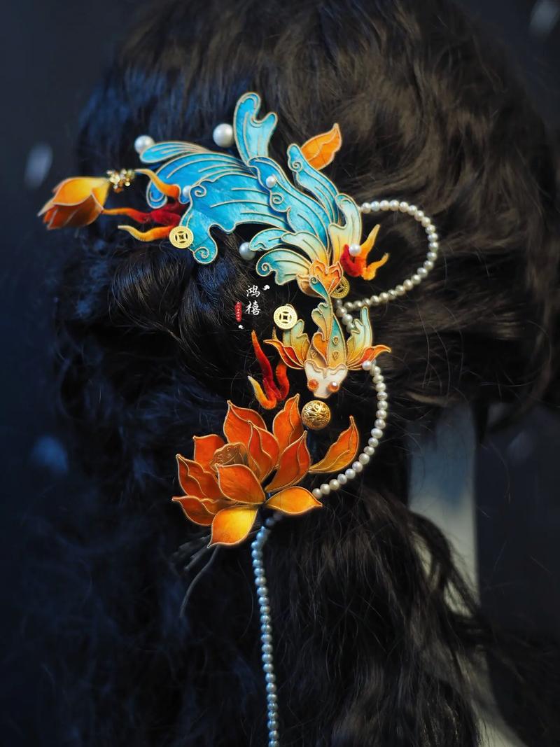 三、配饰是暗号:手作的唯一性,才是最高级的炫耀