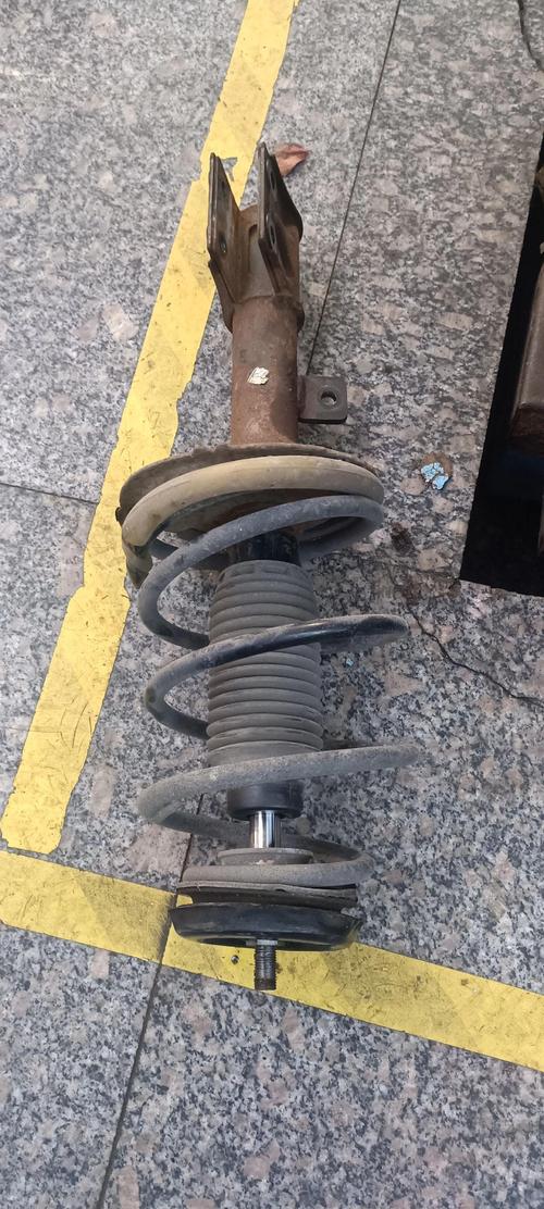 拆下来碎裂的汽车前减震顶胶实物