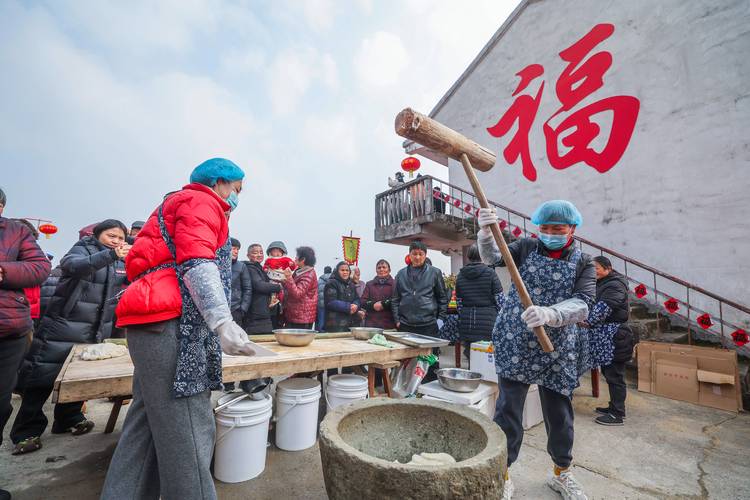池州刘街傩戏祠堂戏台下村民递冻米糖的日常场景