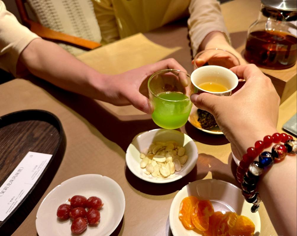 朋友聚在一起下棋喝茶轻松氛围