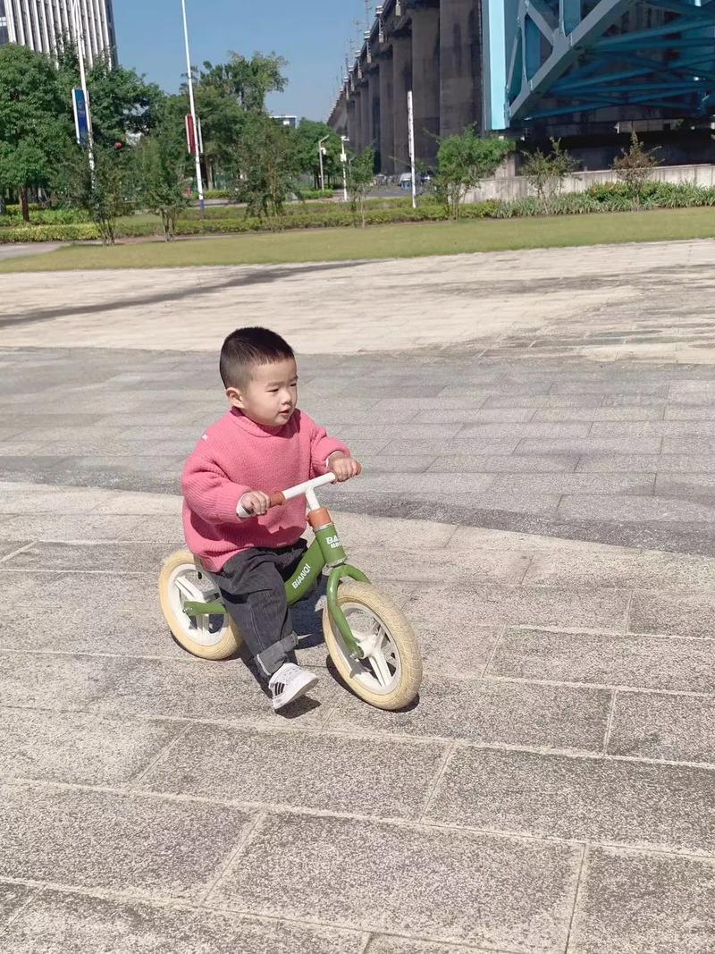 客厅小男孩练习骑车预备姿势实拍