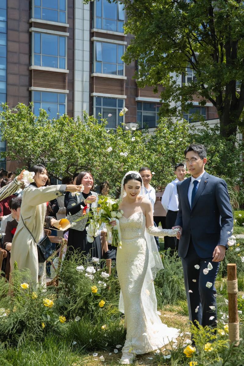 草坪婚礼气温闷热伴郎擦汗细节图