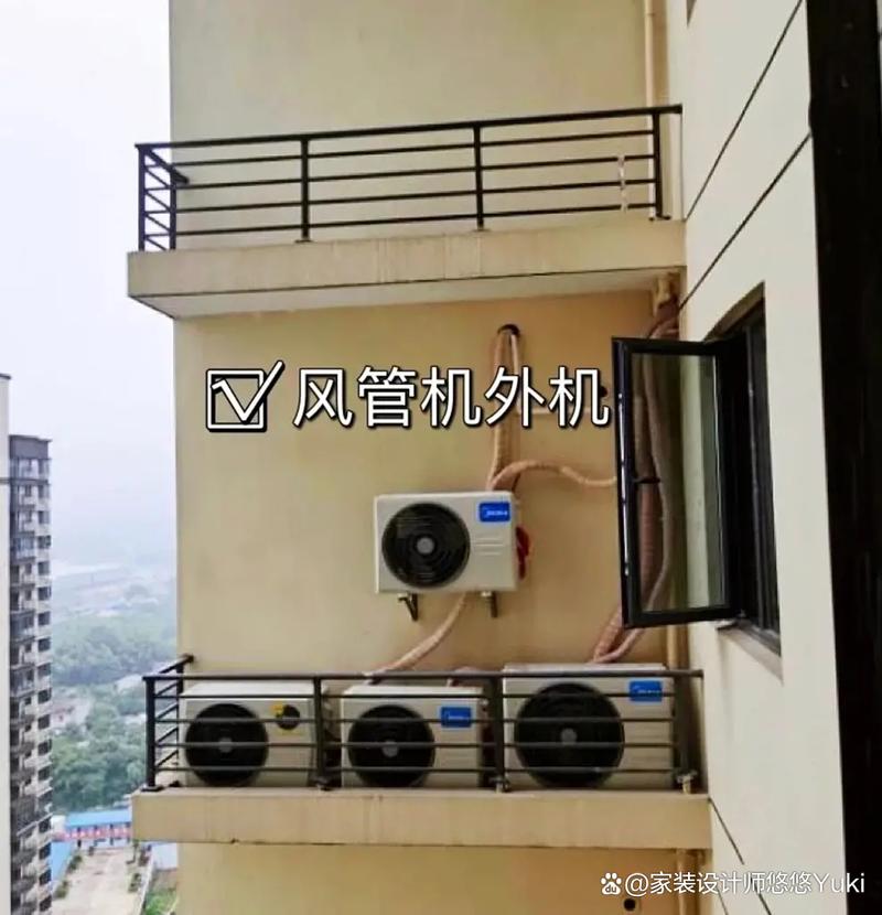 多台风管机外机堆放在阳台实景图