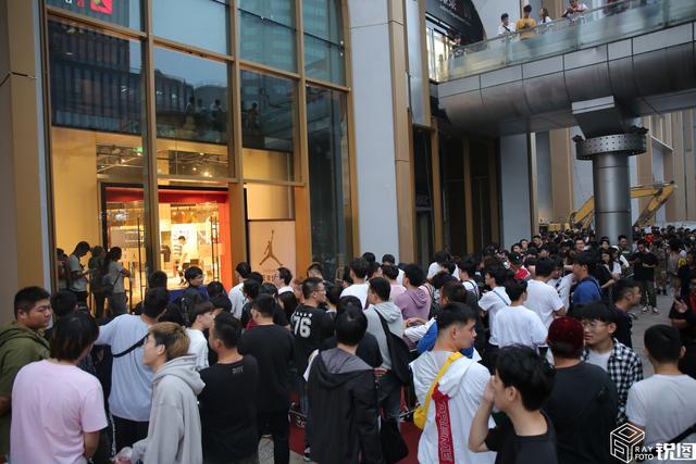 冬季城市街头球鞋线下发售排队人群实拍