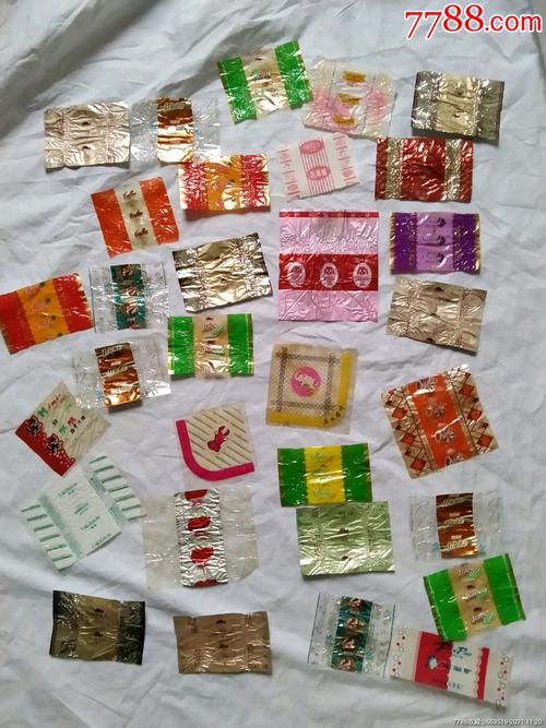 退休老教师木抽屉里叠放的旧糖纸实拍