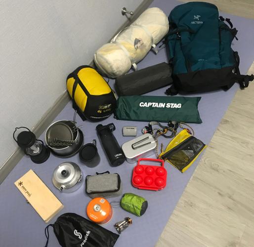冬季户外出行随身保暖便携用品摆放图