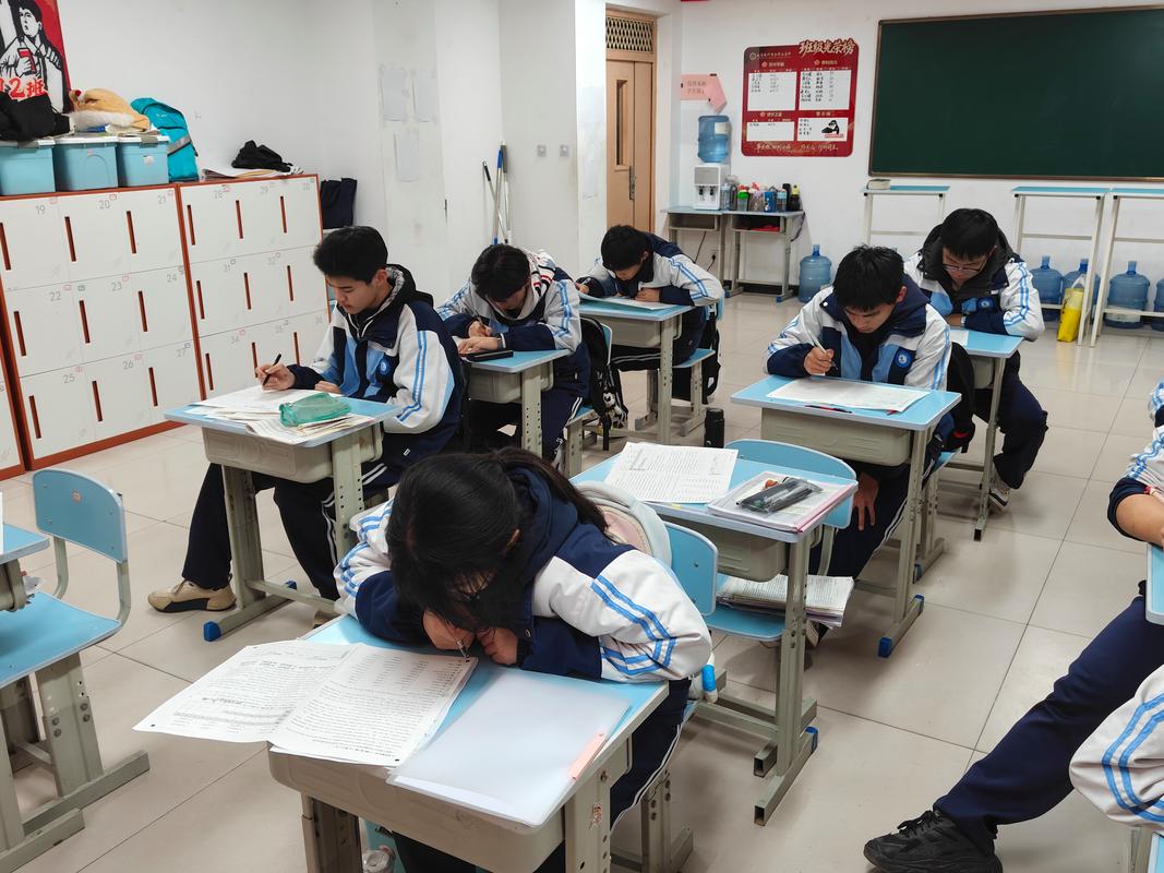 公开课课堂后排学生低头缩肩场景