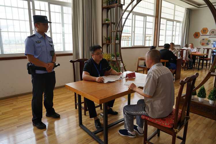 律师在看守所会见犯罪嫌疑人交谈
