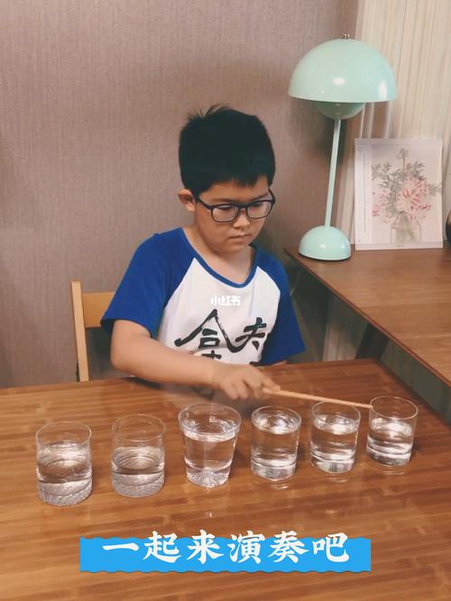 妈妈陪宝宝玩敲击水杯宝宝音乐启蒙游戏图