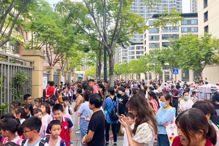 重点小学报名当天校门口排队的人群