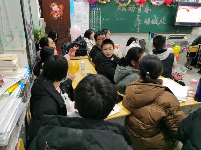 初中课堂学生举手聊过年被亲戚盘问的日常场景