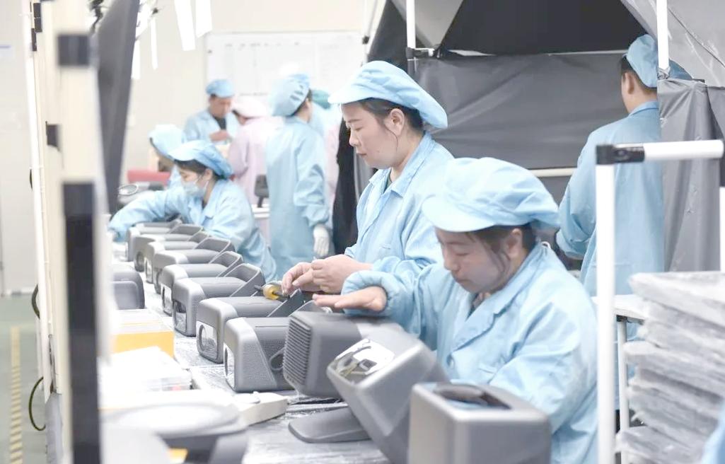 工厂车间工人使用工业投影仪测量零件场景