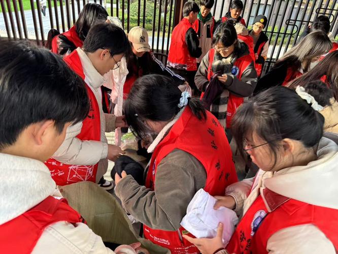 小区妈妈群组织爱心募捐活动照片