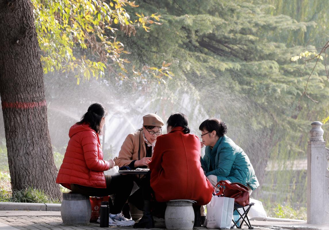 几位老人小区凉亭喝茶聊天场景图