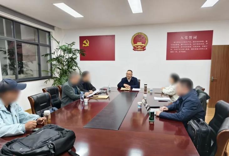 拆迁律师与开发商在谈判桌上对峙